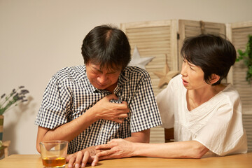 家で動悸がする中年男性