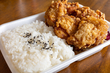 日本のとても美味しい鶏の唐揚げの弁当