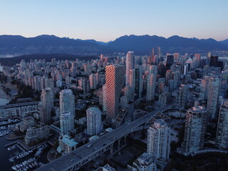 Fototapeta premium aerial view of a sunset in Vancouver with building and mountains at distance