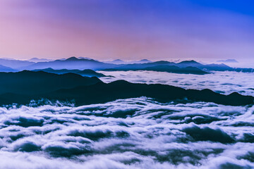城崎温泉に広がる朝焼けの雲海風景シーン