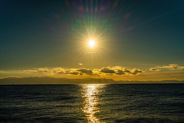 海から登る太陽
