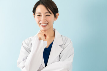 白衣を着ている若い女性　医療イメージ