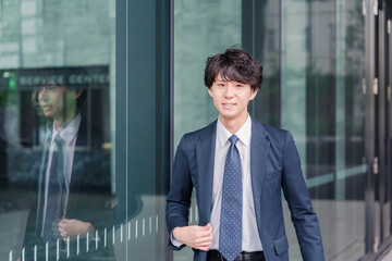 オフィスをさわやかに歩くビジネスマン