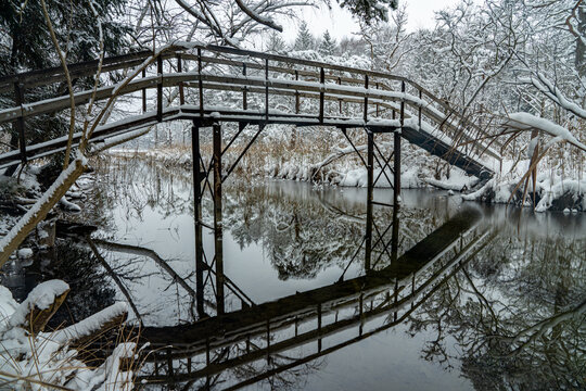 Osterseen im Winter: Brücke über Kanal
