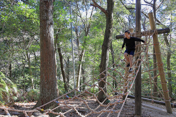 綱渡りで遊ぶ男子中学生 (13歳)