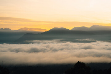 Obraz premium Sea clouds during golden sunrise above the Titiwangsa range mountains in Lenggong, Perak.