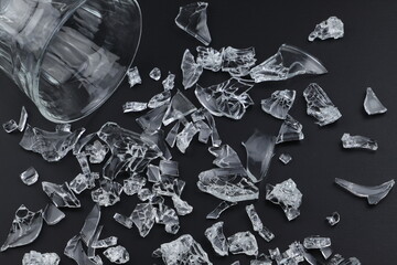 割れた強化ガラス