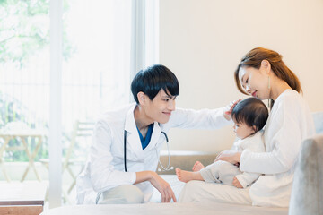 Obraz premium 家を訪問したドクターに診てもらう赤ちゃん