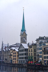 Fototapeta premium Beautiful cityscape of the old town of Zürich with protestant church Women's Minster, Minster Bridge and Limmat River in the foreground. Photo taken December 16th, 2022, Zurich, Switzerland.
