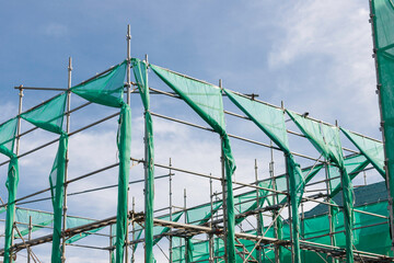 住宅建築の足場と防護ネット
