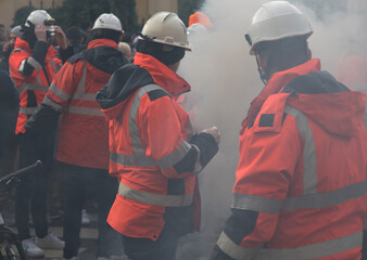 ouvriers en grève dans de la fumée de fumigènes