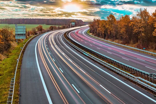 Langzeitbelichtung - Autobahn - Strasse - Traffic - Travel - Background - Line - Ecology - Highway - Night Traffic - Light Trails - Sunset - Sunrise - High quality photo
