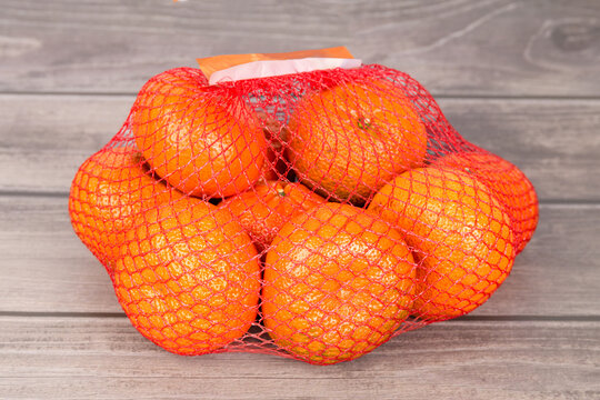 filet de mandarines sur fond en bois
