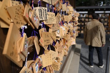 神社に奉納された願い事が書かれた絵馬