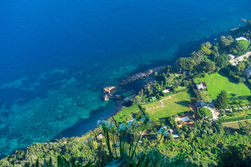 Vue sur la côte depuis les escaliers de Scala Fenicia ( marches phéniciennes), Anacapri pour rejoindre Capri, Ile de Capri, Baie de Naples, Italie
