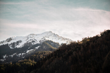 Blick auf die Alpen, schneebedeckte Berge