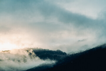 Fototapeta premium Sonnenaufgang in den Bergen