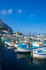 Fototapeta na wymiar Marina Grande, port de Capri, bateaux, île de Capri, Baie de Naples, Italie