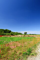 除草した枯草の置かれた秋の江戸川河川敷風景