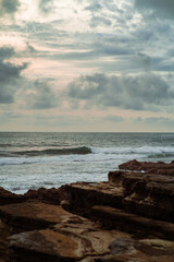 Fototapeta na wymiar Strandwellen auf den Felsen, Sommerstimmung, Santa Teresa, Costa Rica