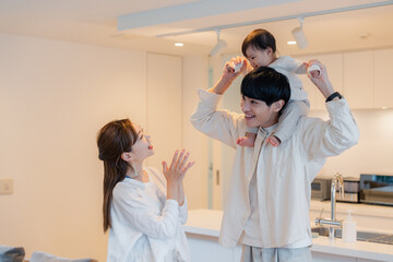 Obraz premium 赤ちゃんを肩車するお父さん