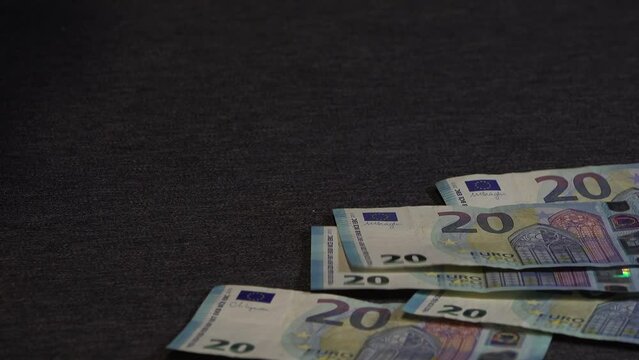 kompil&aacute;cia z&aacute;berov na skupinu bankoviek. Na z&aacute;bere je niekoľko 20 eurov&yacute;ch bankovieviek dve 500 eurov&eacute; a jedo sto eurovej bankovky.