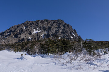 Fototapeta na wymiar 제주도 한라산 영실코스 겨울산 등산 여정, 뒷모습, 사람 - jeju, korea