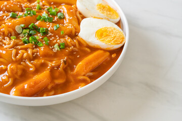 Korean instant noodle and Tteokbokki in Korean spicy sauce - Rabokki