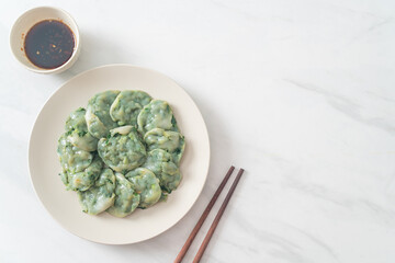 steamed chives dumplings with sauce