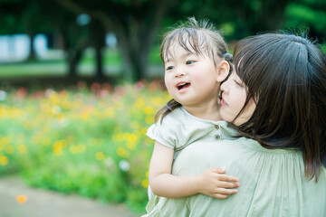 公園で遊ぶ親子