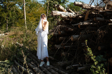 Porträt einer Frau in einem schönen Kleid, an einem schönen Sommertag im Wald. Das Konzept von...