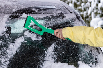 Schnee entfernen von Autoscheibe 