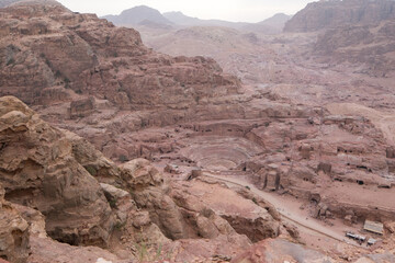 Pétra est un site archéologique célèbre, situé dans le désert sud-ouest jordanien