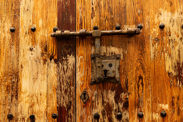 Puerta de madera antigua con cerrojo.