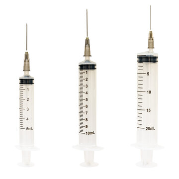 Seringas de 5ml, 10ml e 20ml vazia com agulhas.	