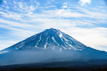 Fototapeta premium 冬の富士山と雲