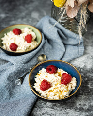 Porridge mit Himbeeren