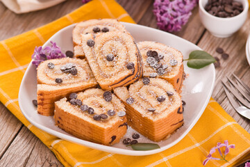 Swiss roll cake con chocolate chips.