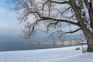Obraz premium Herrsching am Ammersee im Winter mit viel Schnee