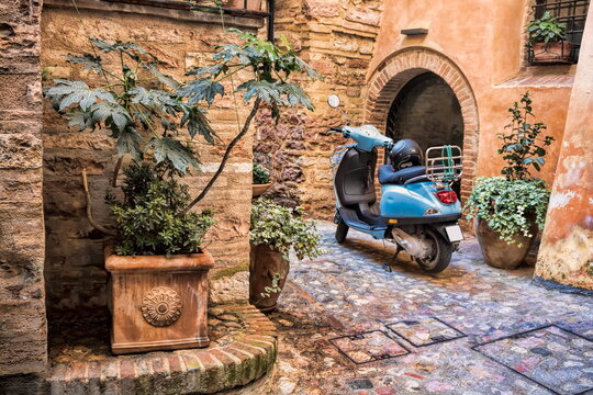 spello, italien - pittoreske idylle in der altstadt
