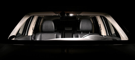 Autoinnenbeleuchtung in dunkler Umgebung