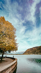 Ein Bergsee mit der wunderschönen Panorama