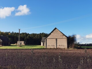Opuszczone zabudowania wiejskie, gospodarstwo wiejskie na polu © Joanna
