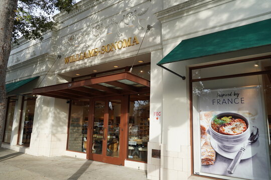 WINTER PARK, FLORIDA, USA - January 2, 2022: View of the William Sonoma facade store in Downtown street with Photo image