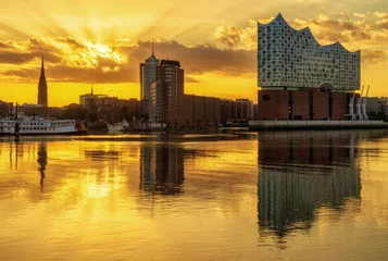 Elbphilharmonie Hamburg im Sonnenaufgang mit Elbespiegelung © Nils Heiliger