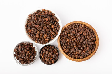 Fototapeta na wymiar Coffee beans in bowl isolated on white background.