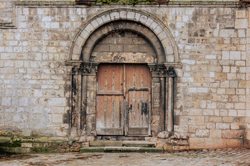 Fototapeta na wymiar Une porte de Notre-Dame-du-Fort d'Étampes