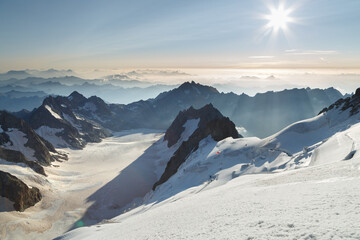 Panorama sur la Barre des Ecrins et les Alpes au lever de soleil en été depuis du Dôme des...