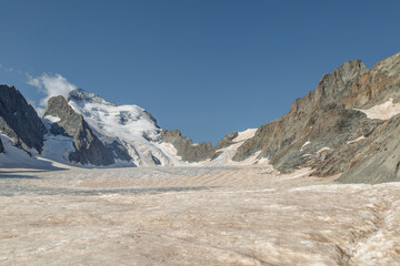 Fototapeta premium Sérac sur le glacier Blanc, massif des Écrins, parc national des Ecrins, Hautes-Alpes, France