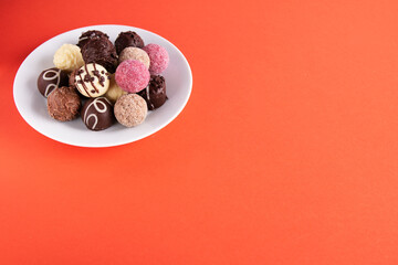 photo chocolate sweets in a round plate